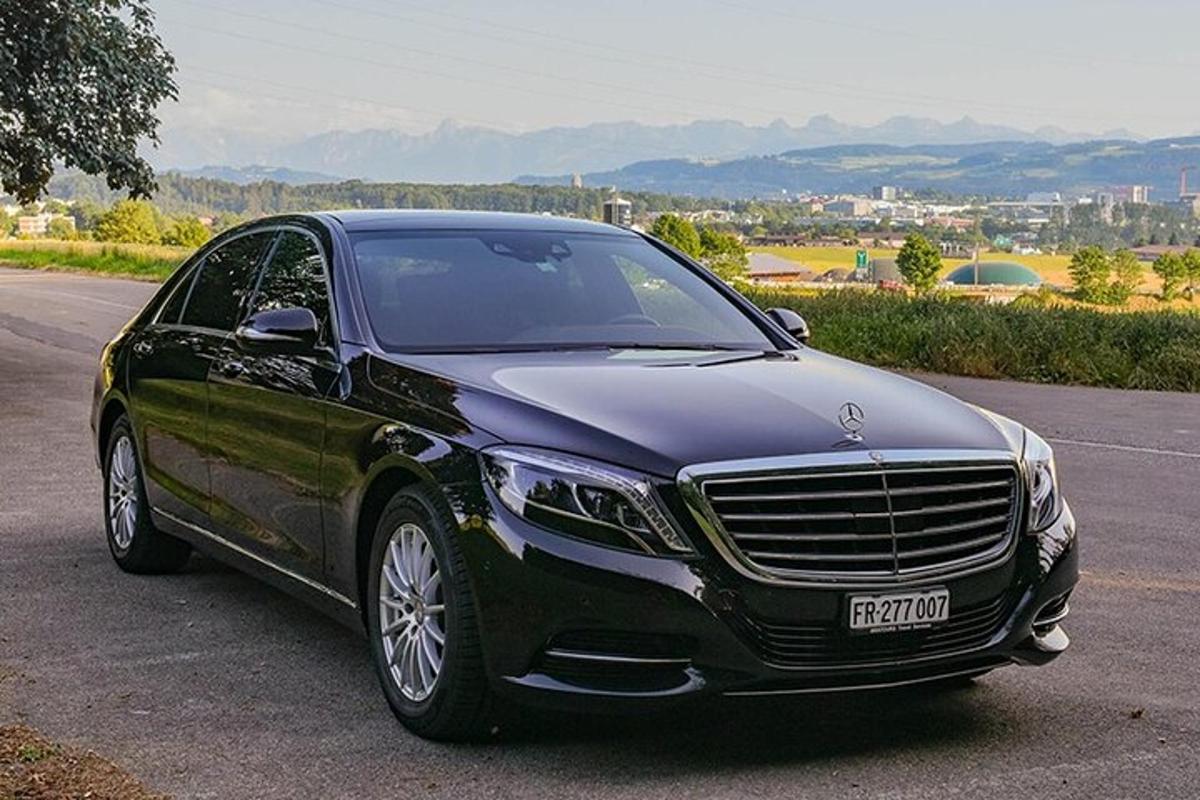 isang itim na luxury car na nakaparada sa isang kalsada