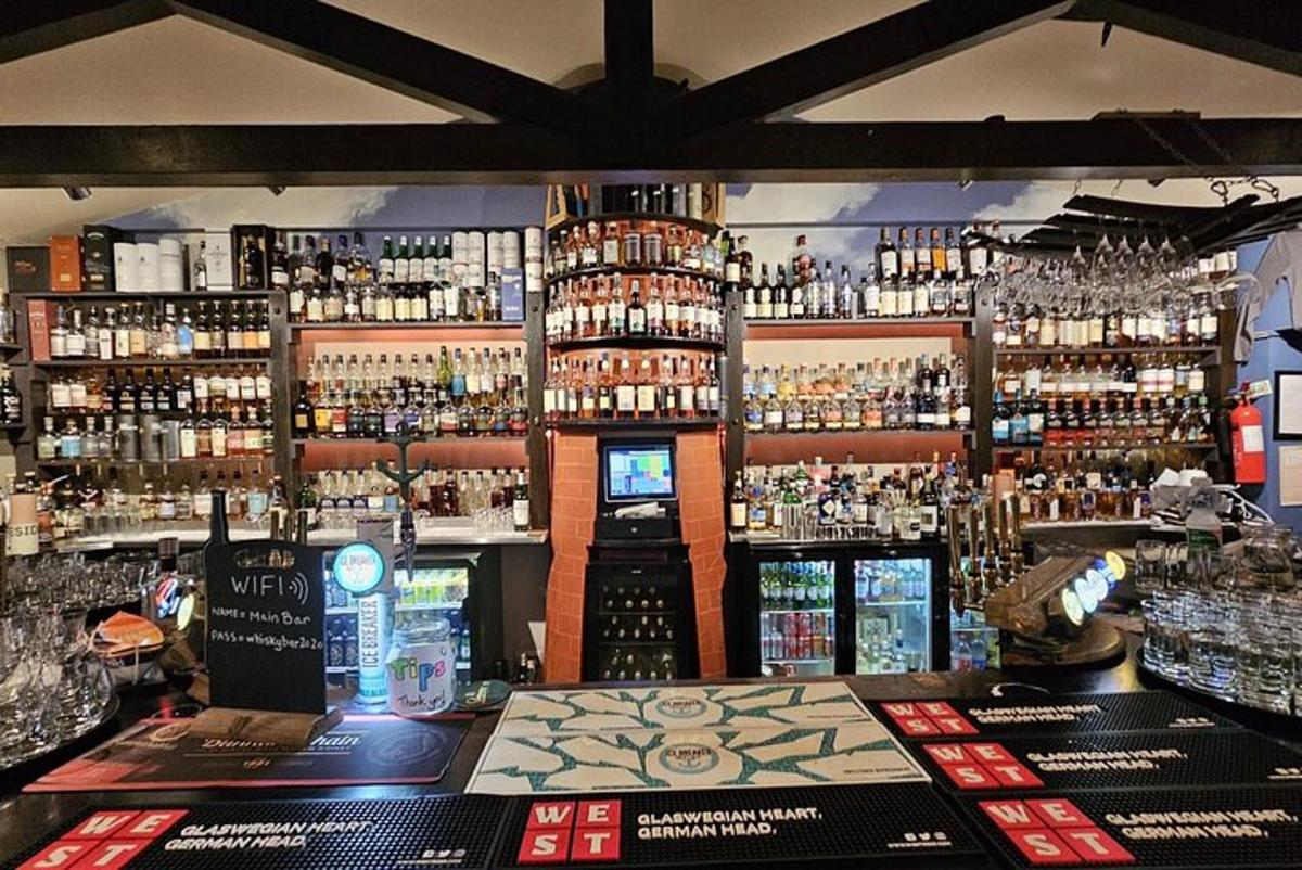 bar z veliko steklenicami alkohola
