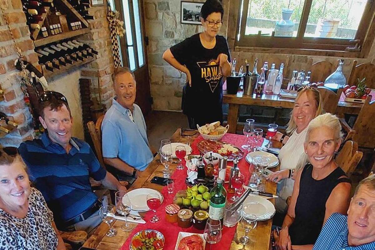 skupina lidí sedících kolem stolu v restauraci