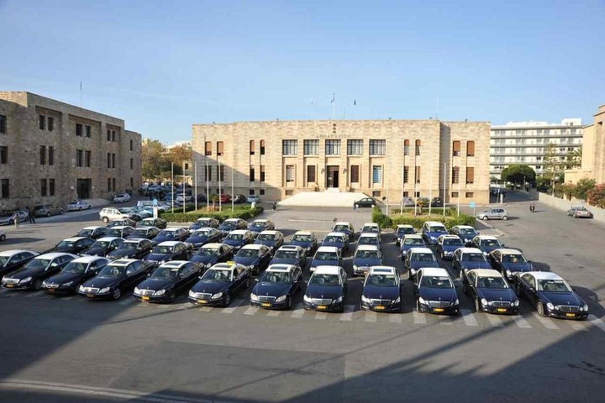 ένα πάρκινγκ γεμάτο αυτοκίνητα μπροστά από ένα κτίριο