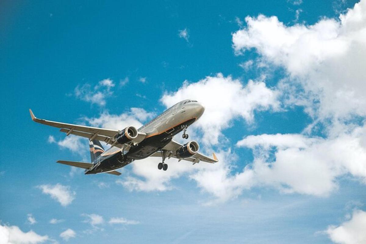 Un avión está volando en un cielo nublado