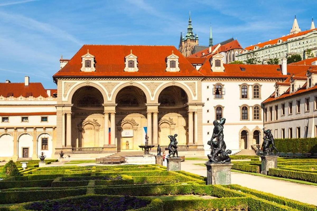 un gran edifici amb un jardí al davant