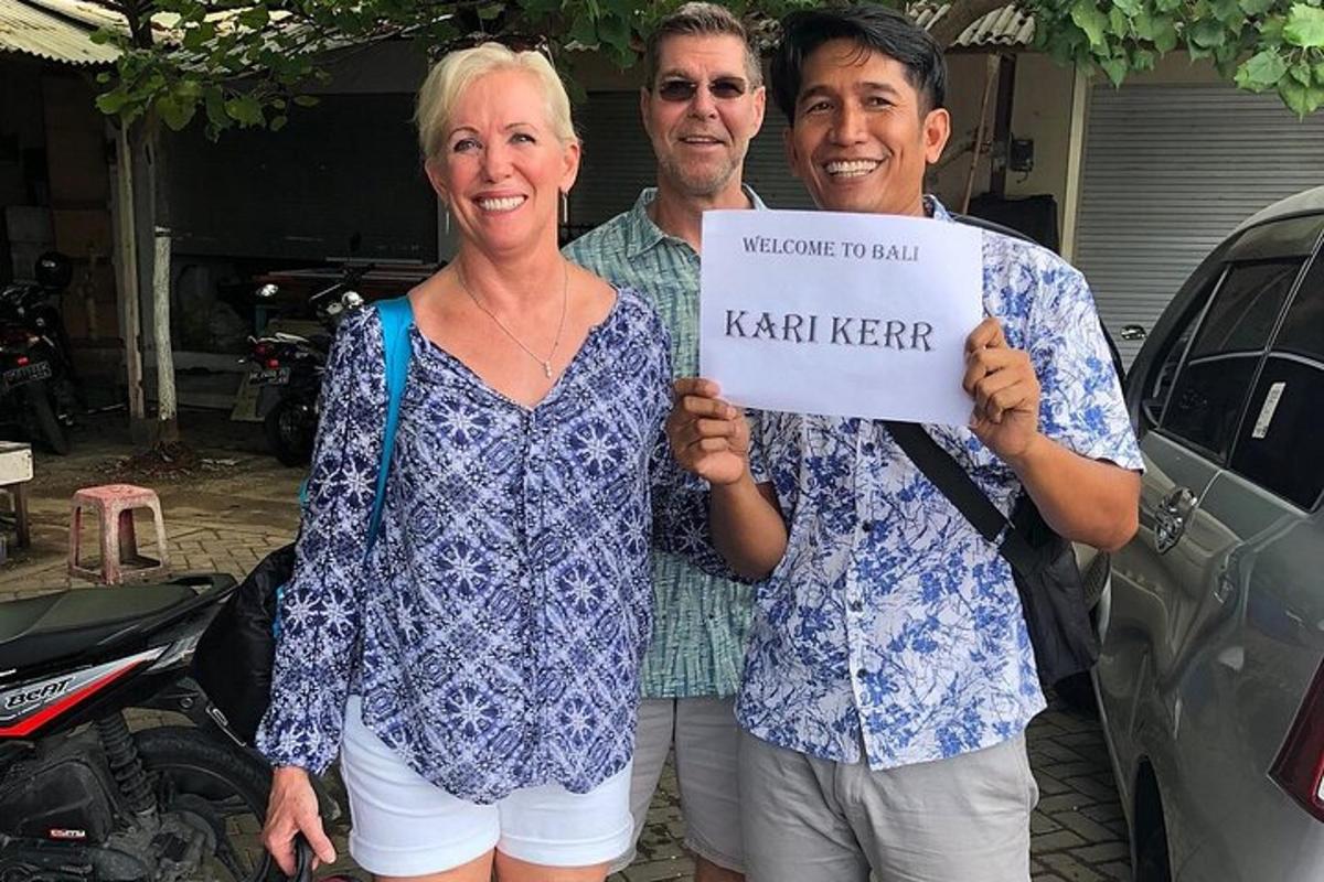 seorang lelaki dan seorang wanita memegang papan tanda