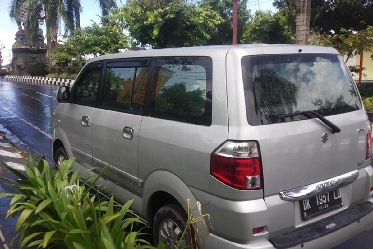 sebuah kereta putih diletakkan di tepi jalan