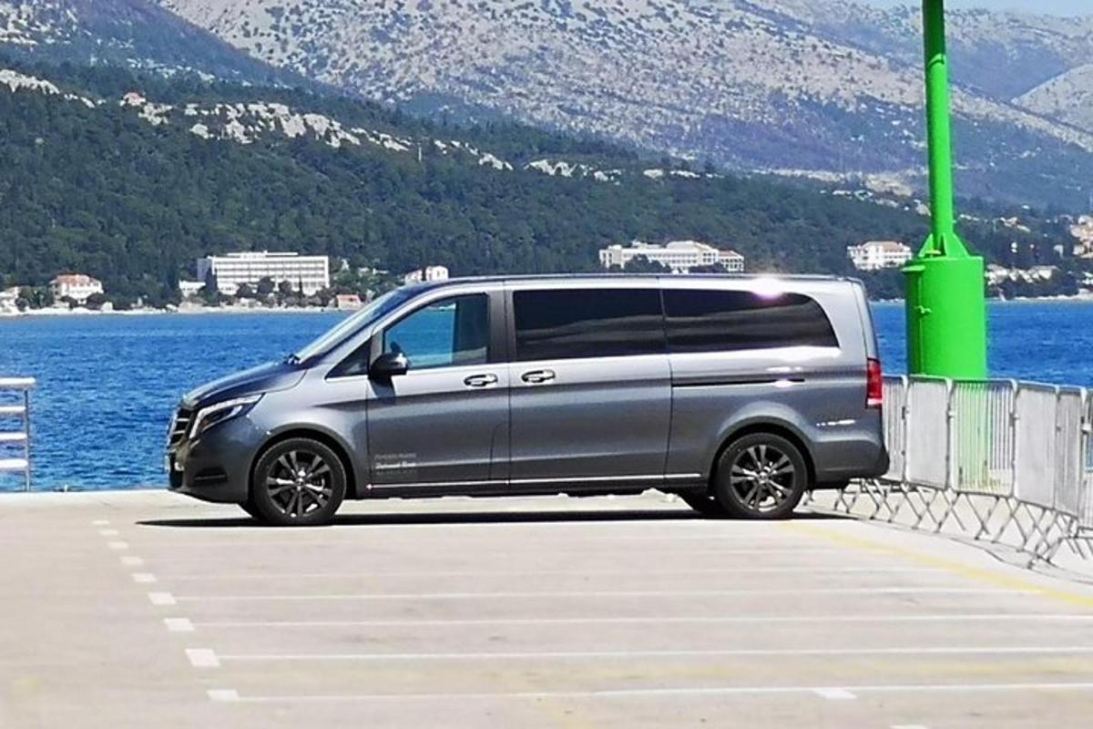 dodávka zaparkovaná na parkovišti u vodní plochy