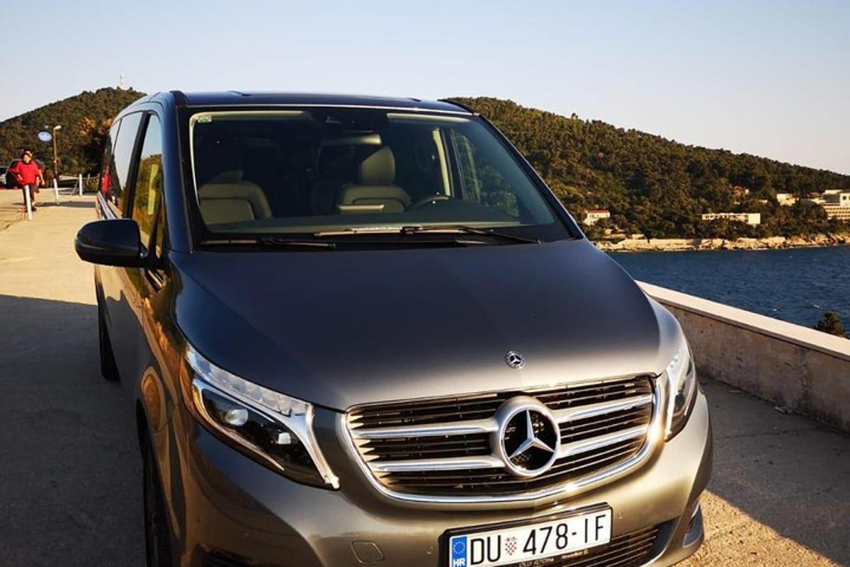 auto zaparkované na silnici vedle vodní plochy