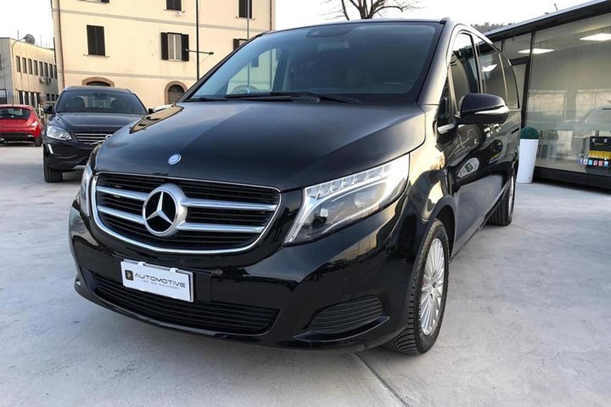 Un coche negro estacionado en un estacionamiento