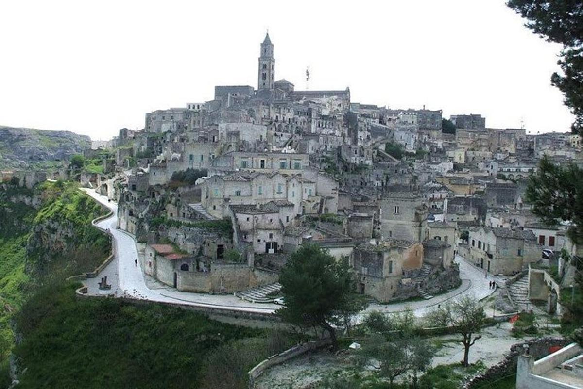 un pueblo en una colina con una ciudad
