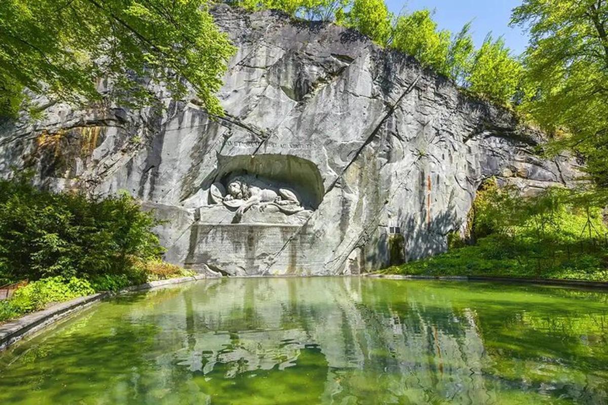 Una pintura de un río con una estatua frente a una montaña.