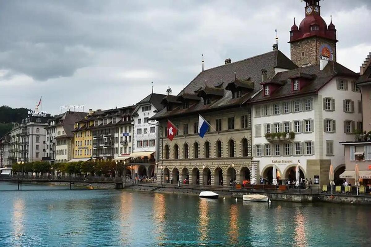 a group of buildings next to a river