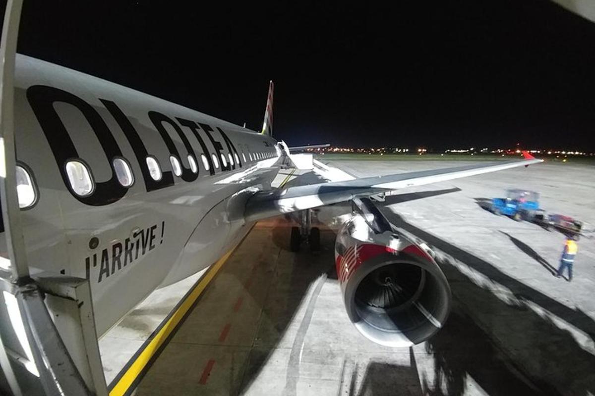 avion parkiran na pisti u zračnoj luci