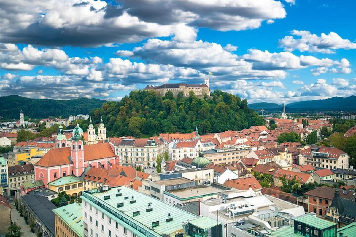 Letecký pohled na město s budovami