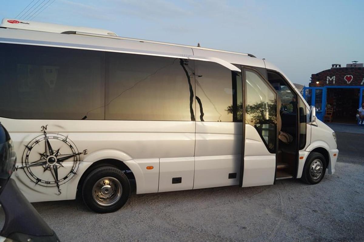 un autobus bianco è parcheggiato in un parcheggio