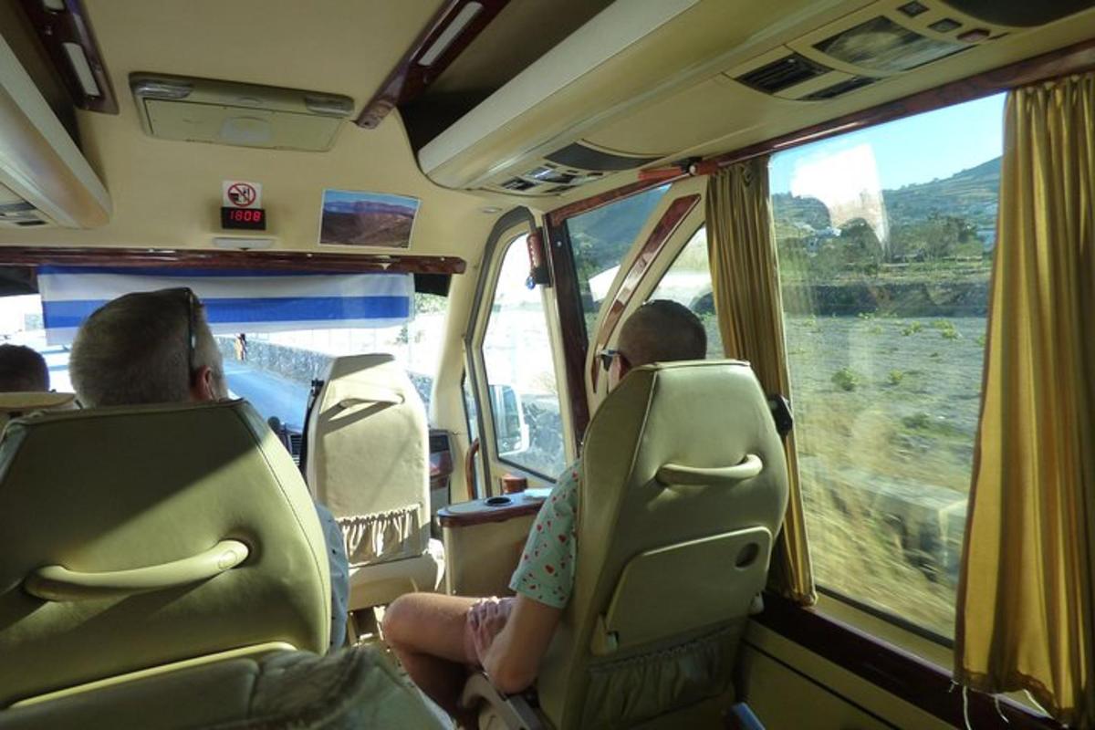 due persone sedute sul retro di un treno che guardano fuori dal finestrino