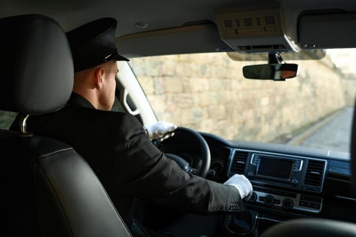 чоловік за кермом автомобіля