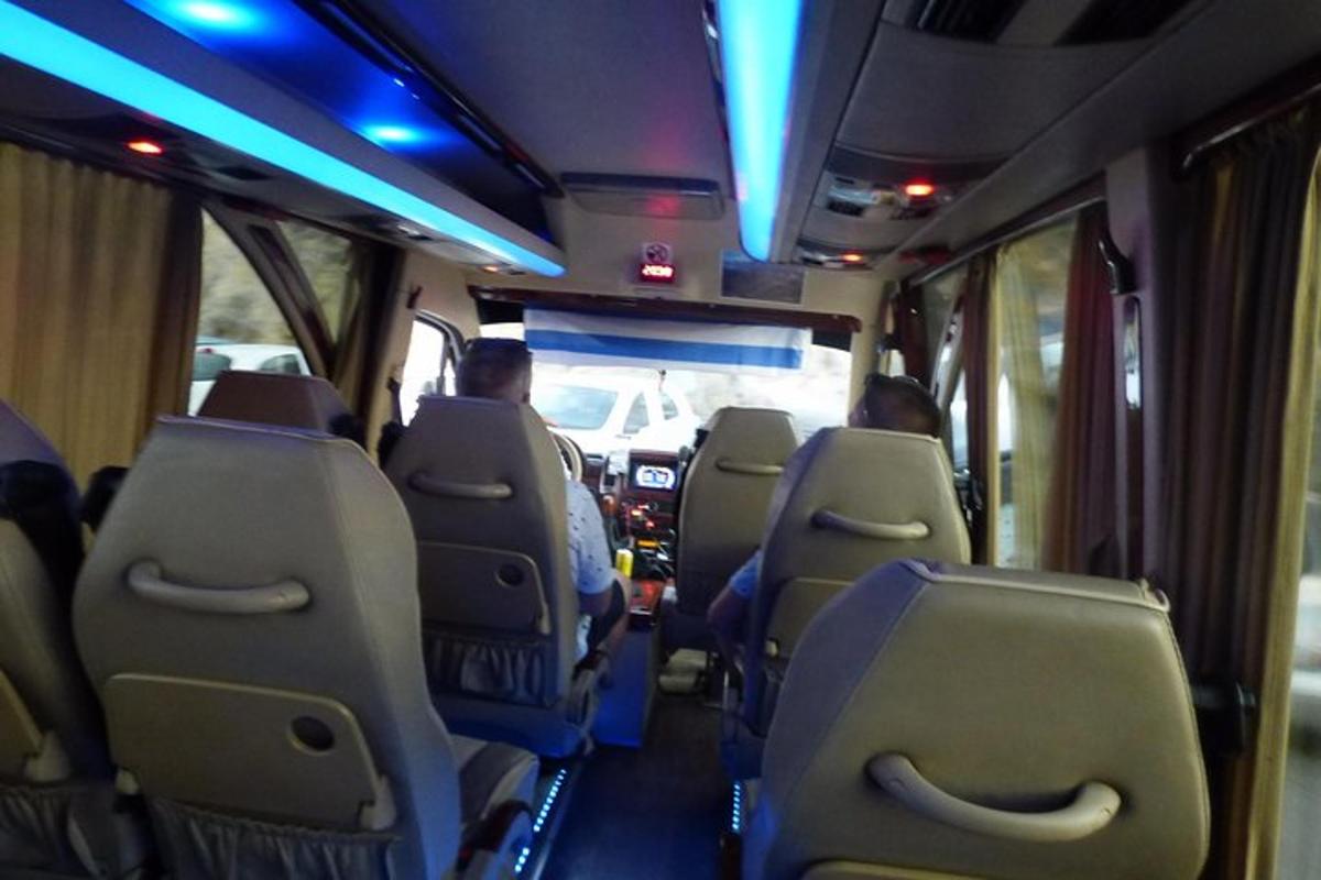 tühi buss, mille istmetel istuvad inimesed