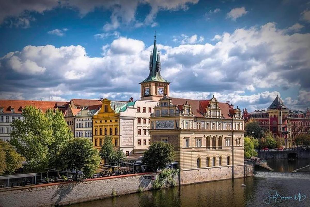 velká budova s hodinovou věží na vrcholu