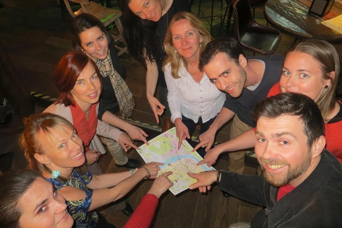 un grup de persones mirant un mapa
