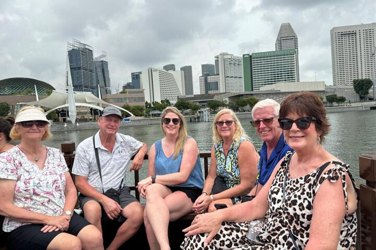 um grupo de pessoas sentadas em um barco na água