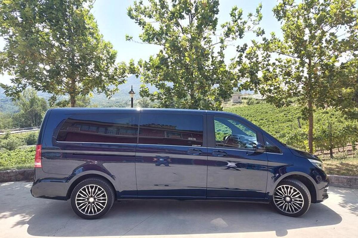 sebuah mobil van biru diparkir di tempat parkir