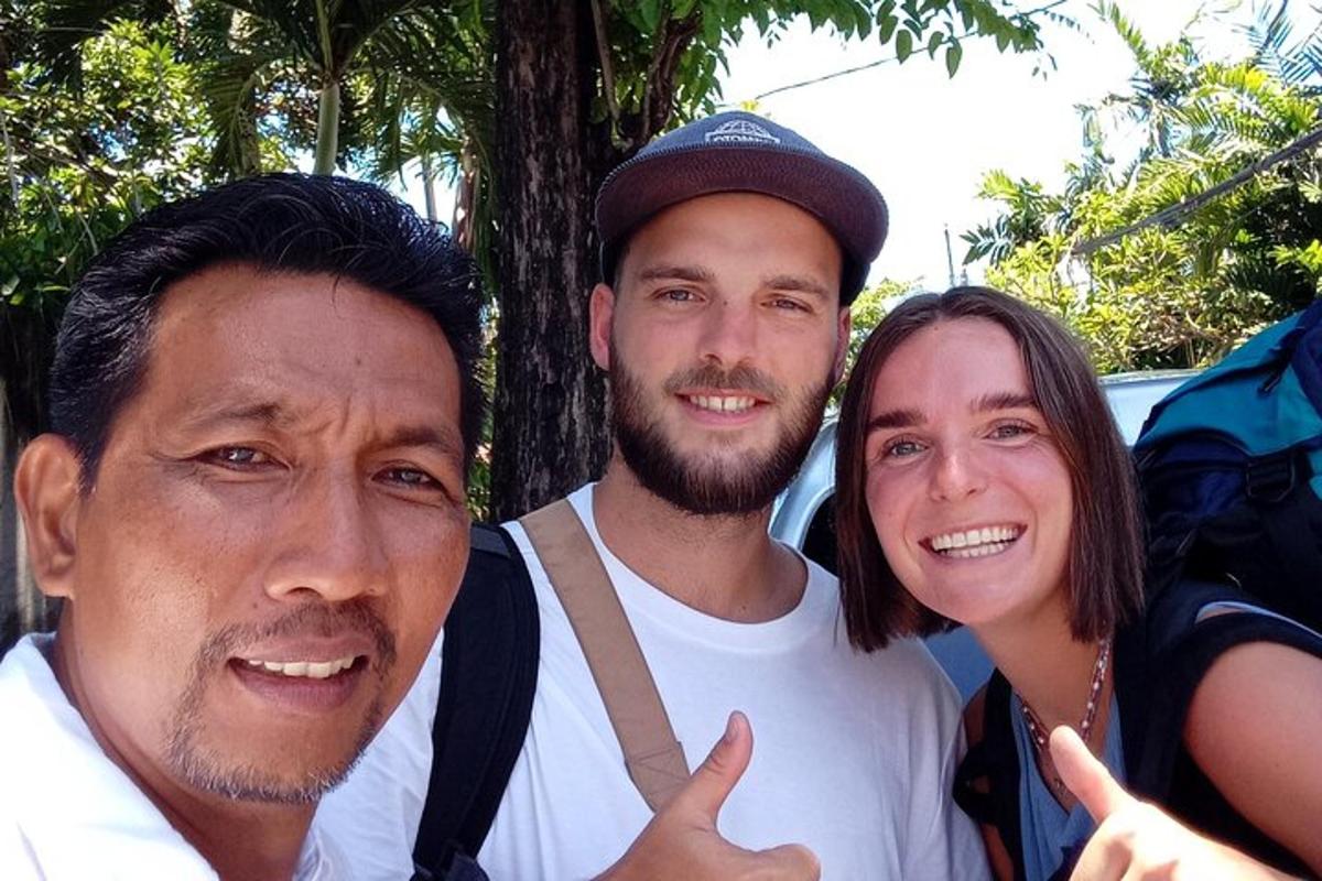 zwei Männer und eine Frau posieren für ein Foto