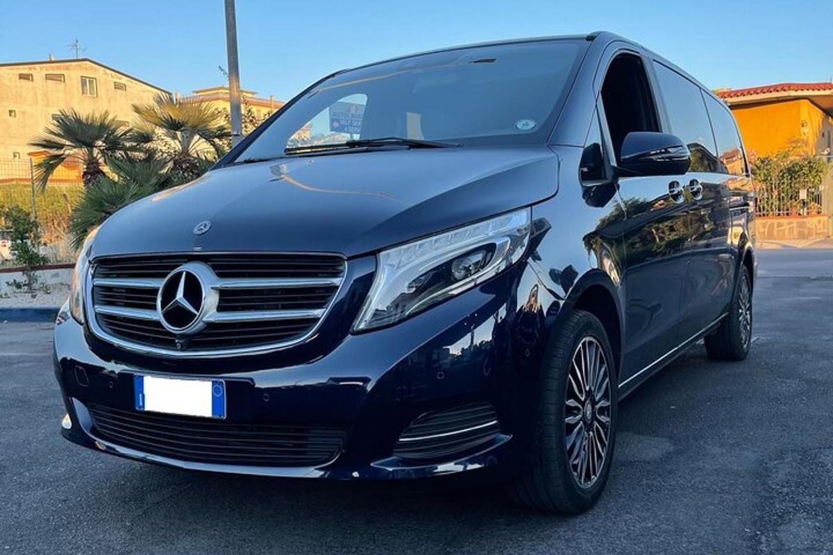 Un coche Mercedes Benz estacionado en un estacionamiento