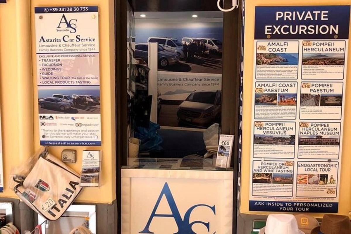 bir araba galerisinin camında posterler bulunan bir mağaza