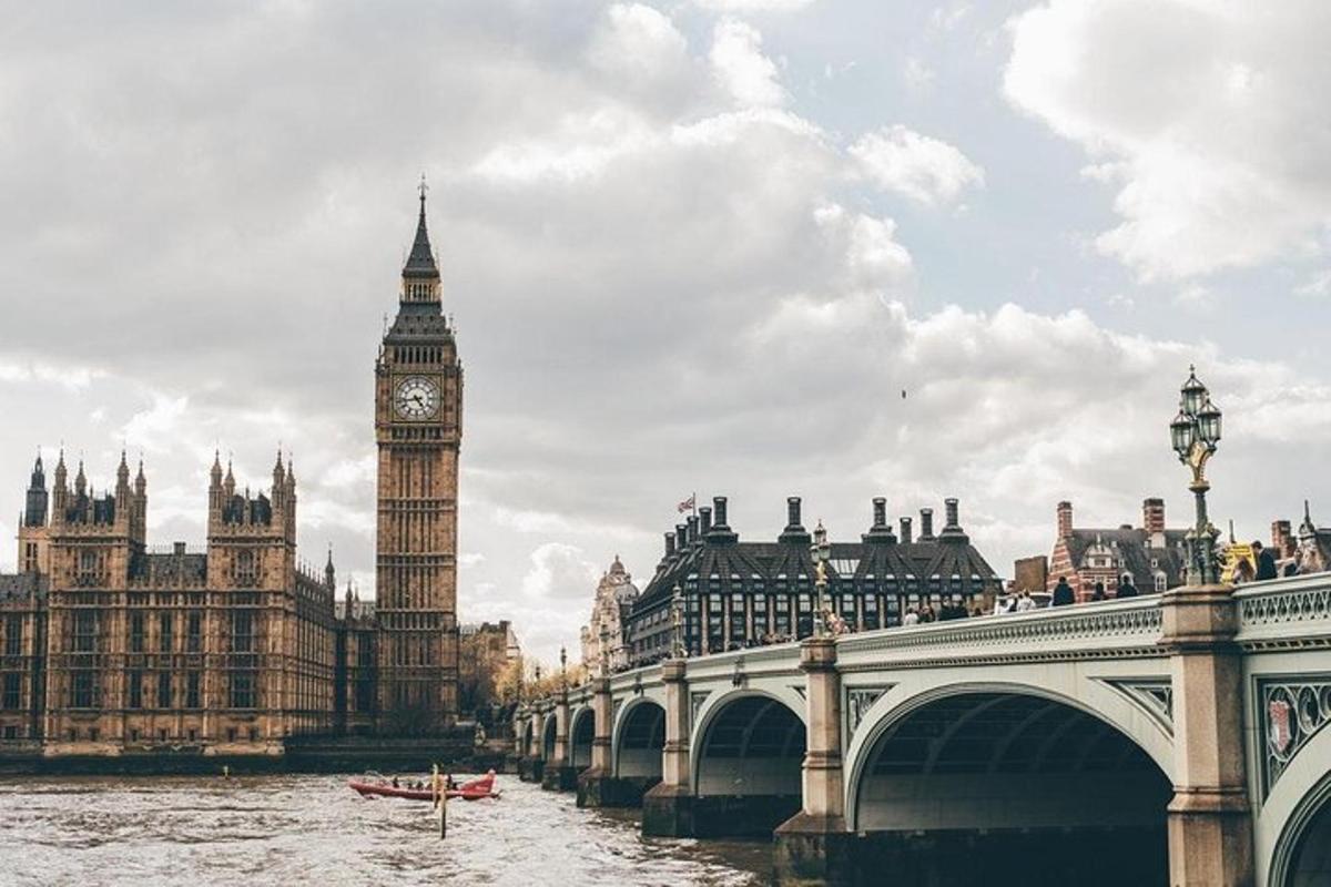 jembatan di atas sungai dengan Big Ben dan Big Ben