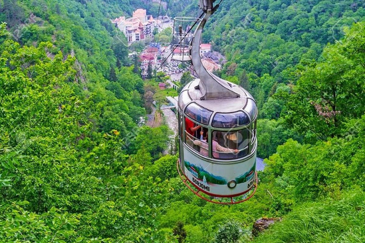 một chuyến đi thuyền gondola lên một ngọn đồi trên núi