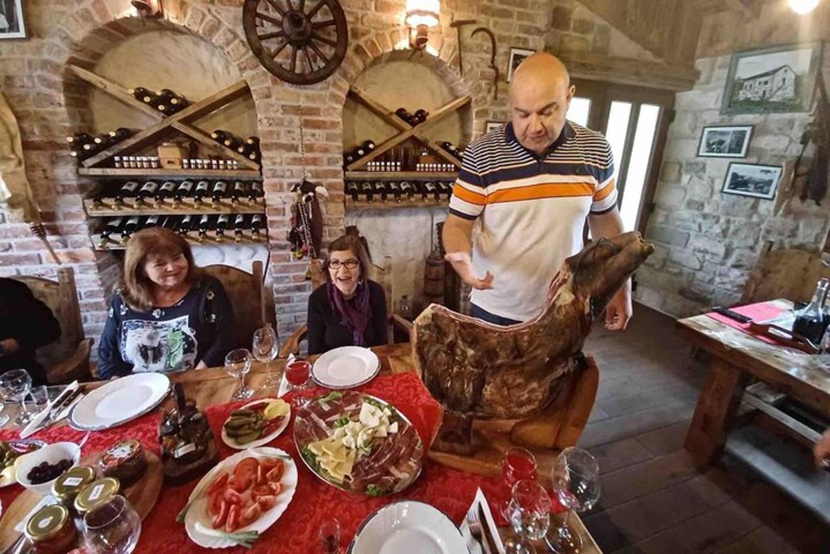 un uomo in piedi davanti a un tavolo con un tacchino