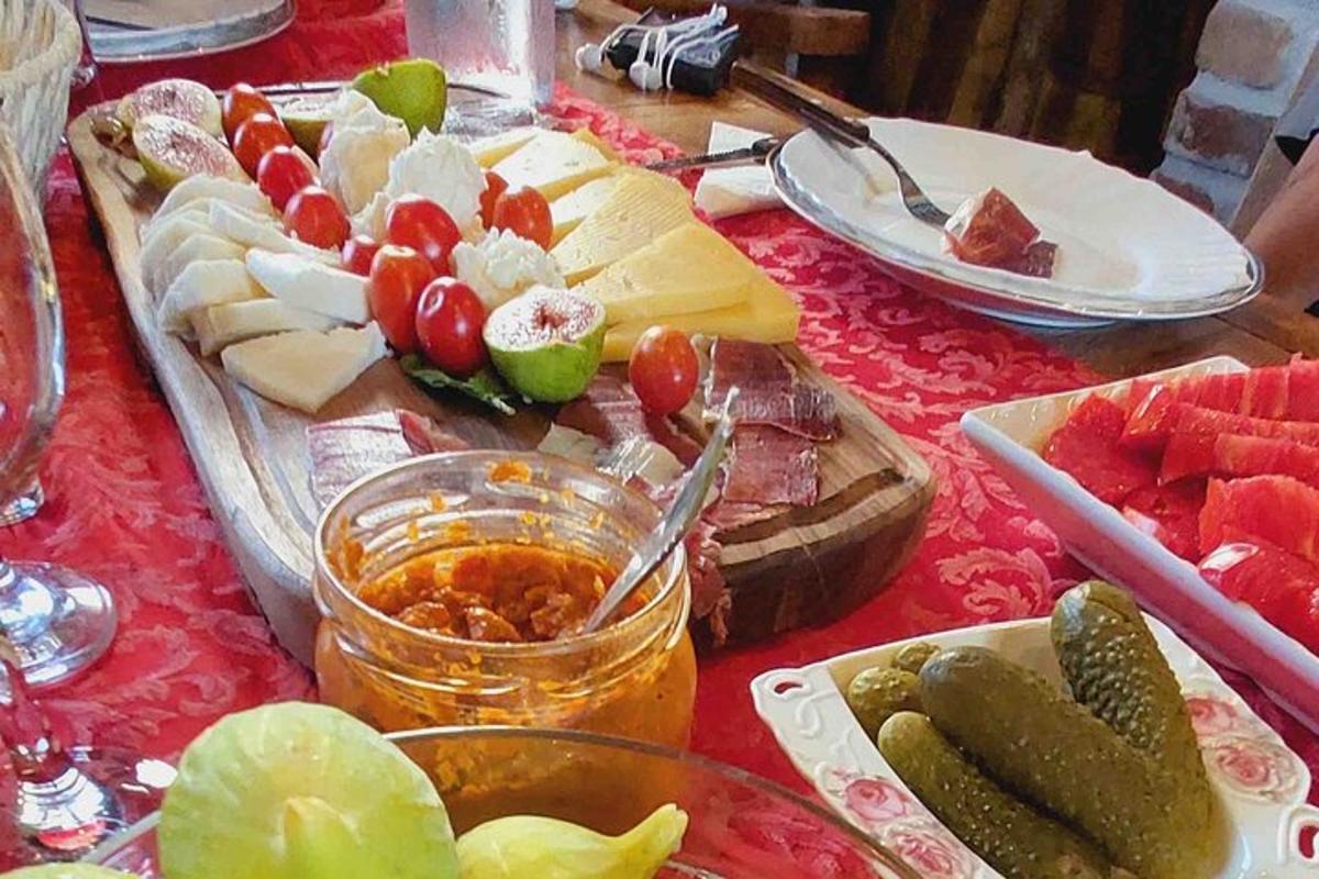 un tavolo con formaggio e altri cibi su un tavolo