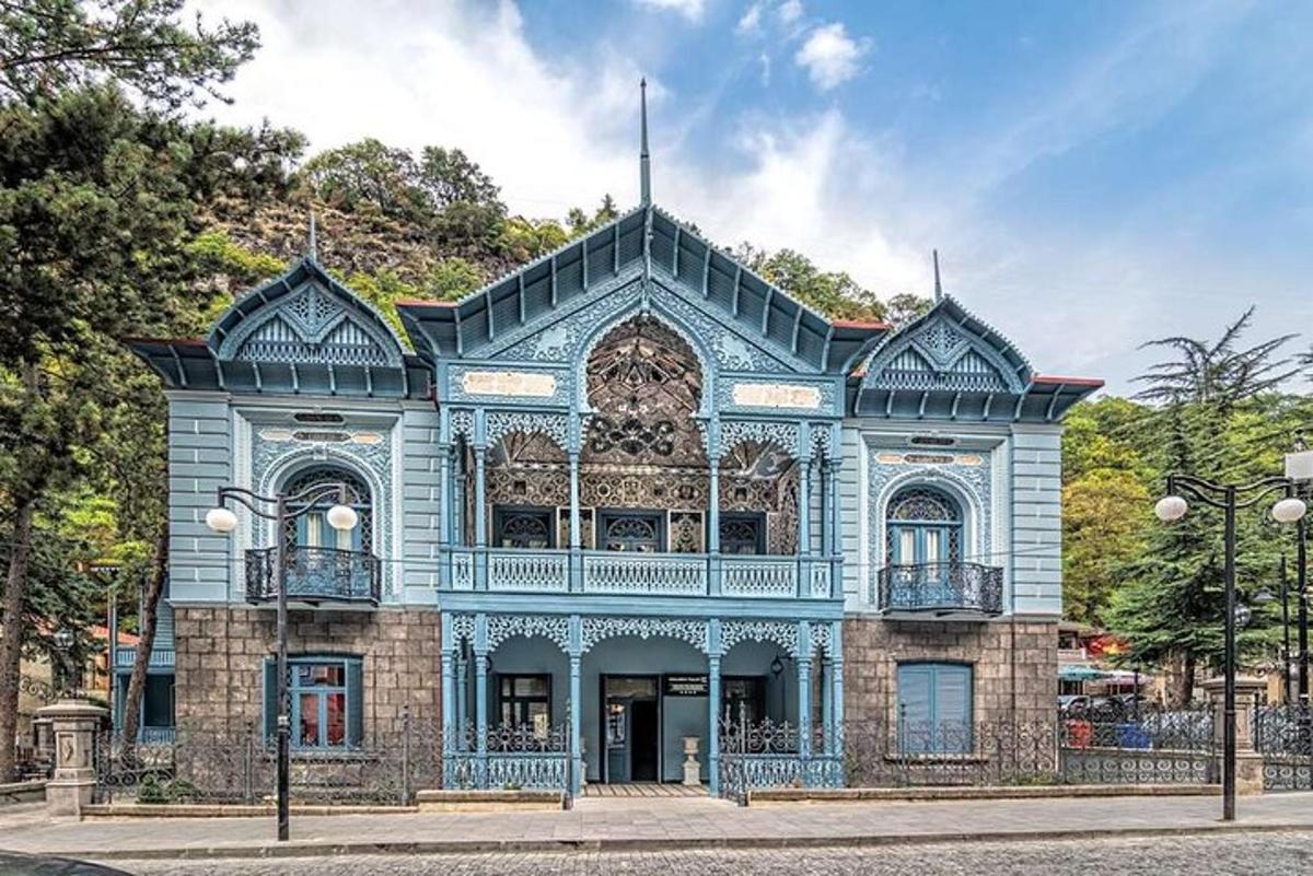 ein blaues Gebäude am Straßenrand