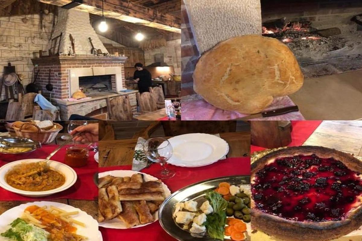un collage di foto di un tavolo con del cibo