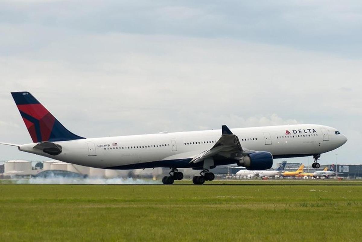 공항 활주로에서 이륙하는 델타 항공기