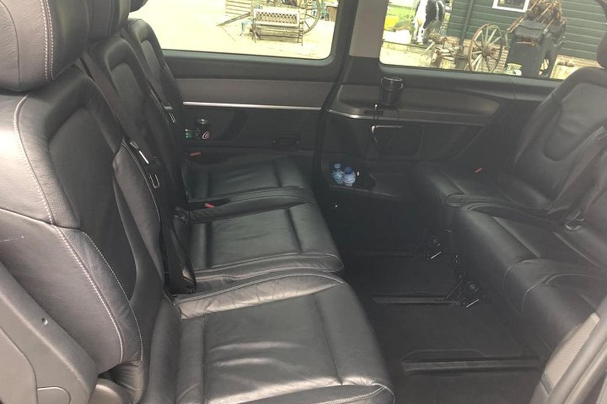 車の後部座席の眺め