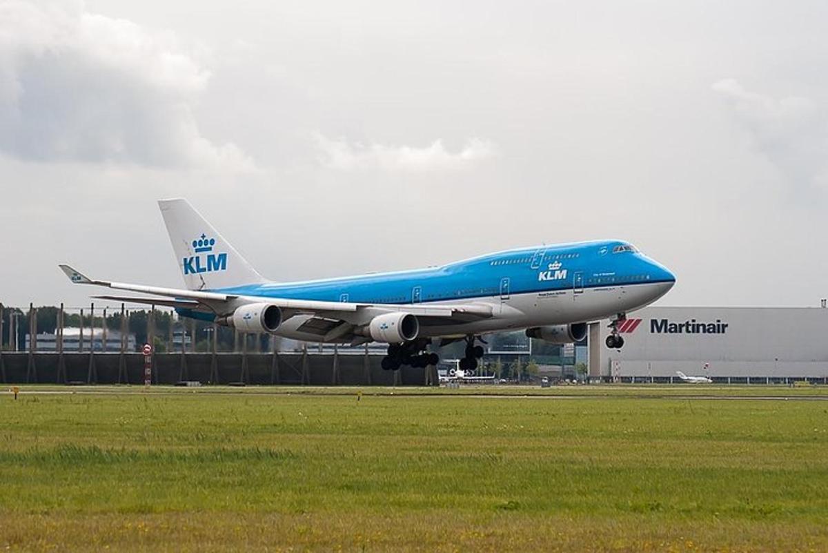 un aereo blu e bianco che decolla da una pista