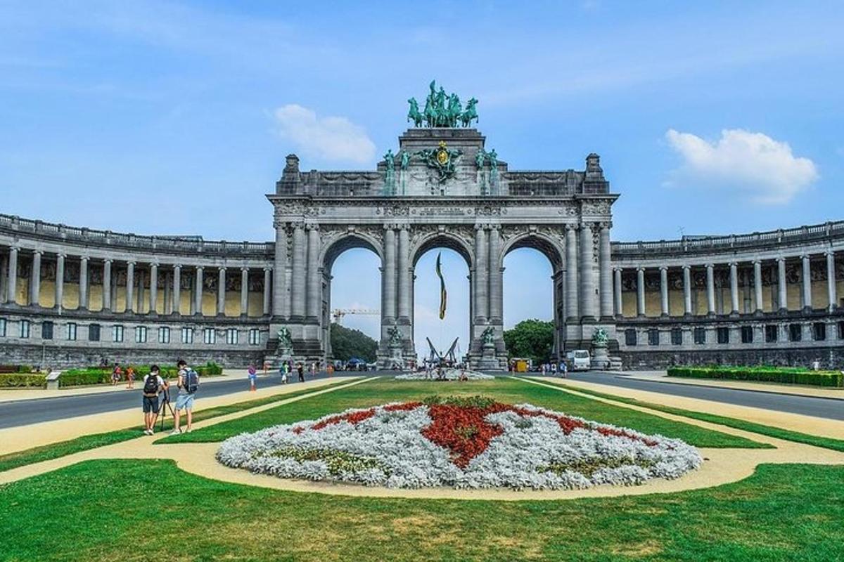 un grande edificio con un grande giardino fiorito di fronte