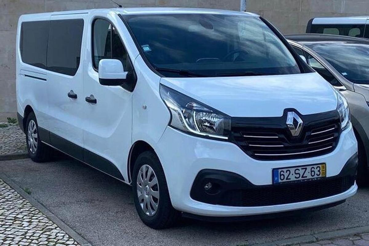 bílá dodávka zaparkovaná na parkovišti