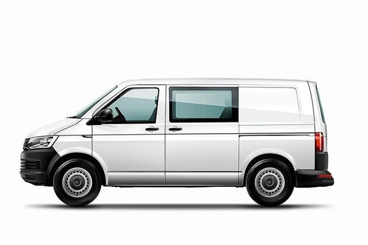Bel kombi je parkiran na belem ozadju