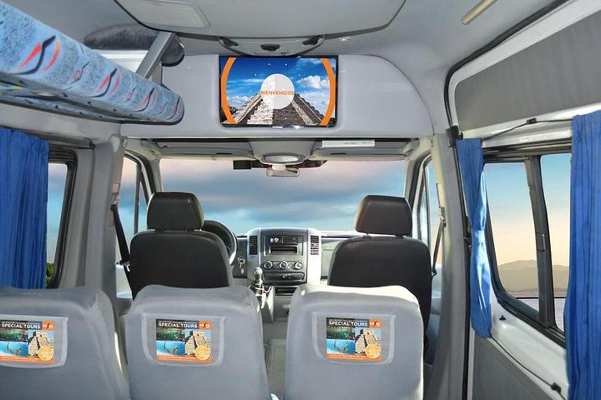 pohled do vnitřku autobusu s televizí