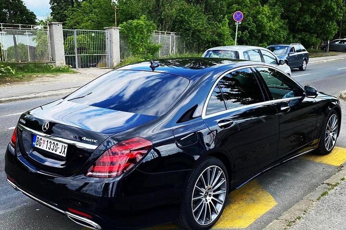 musta auto pysäköitynä parkkipaikalle