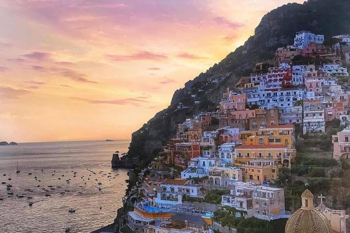 uma vista da costa amalfitana ao pôr do sol