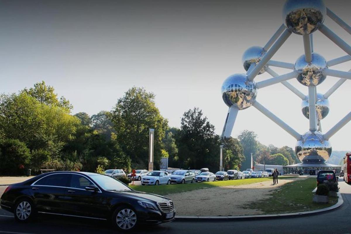 un'auto parcheggiata davanti a un parcheggio