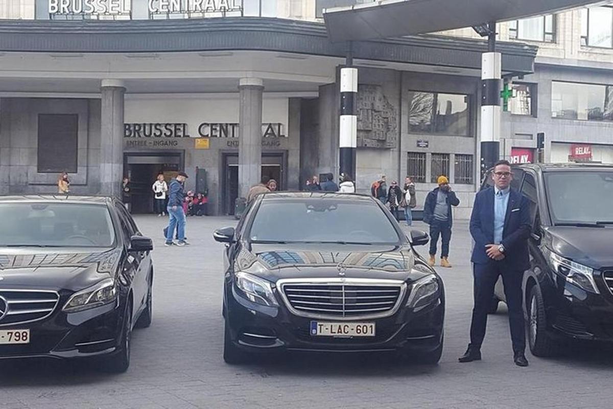 Ένας άντρας που στέκεται ανάμεσα σε δύο αυτοκίνητα σε ένα πάρκινγκ