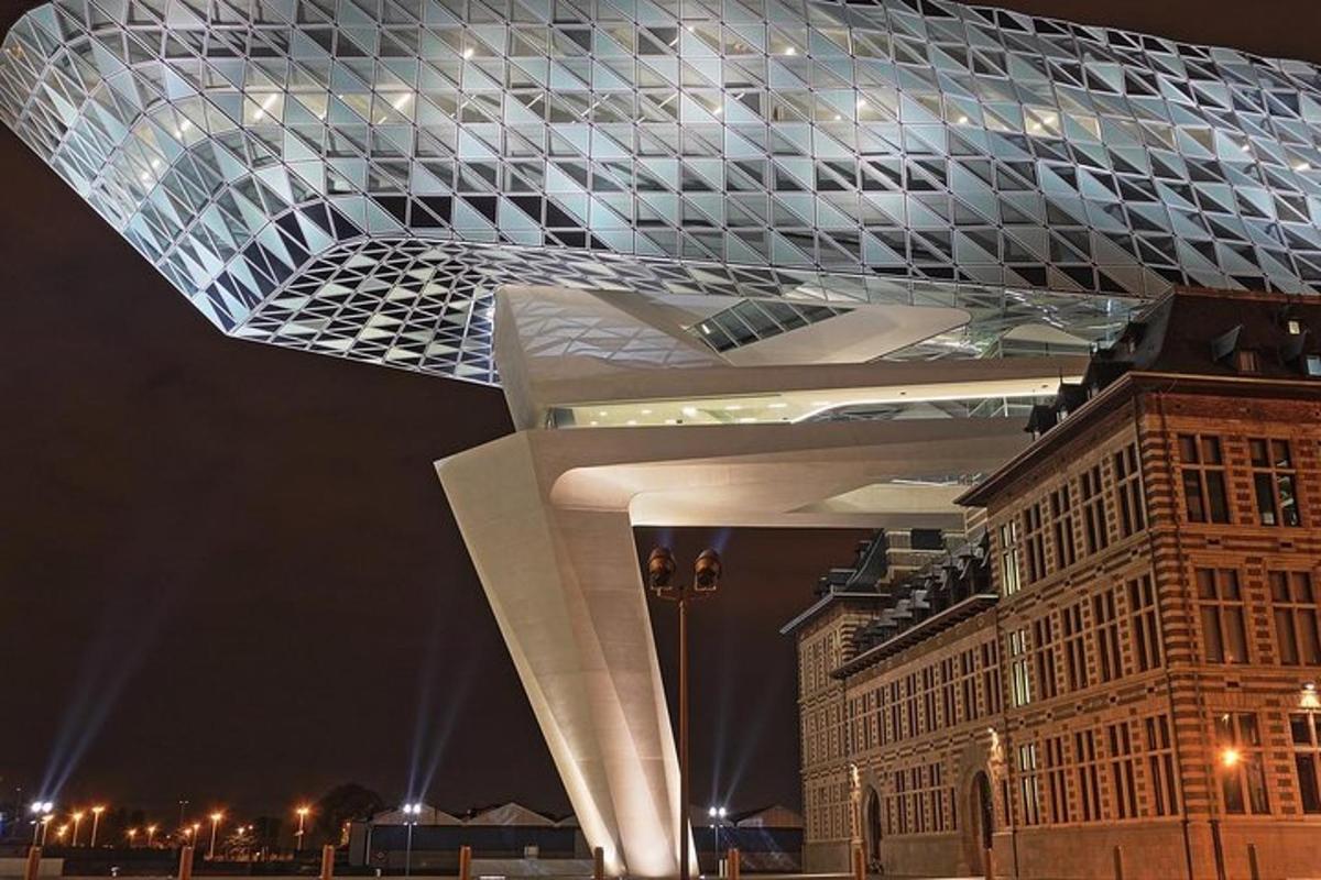 un grande edificio con una struttura in vetro e acciaio