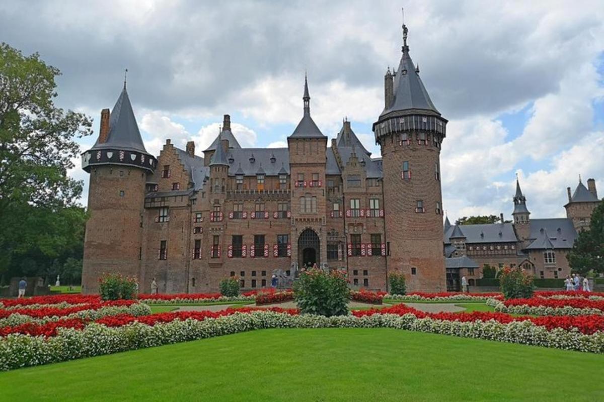 Un castillo con un campo de flores delante.
