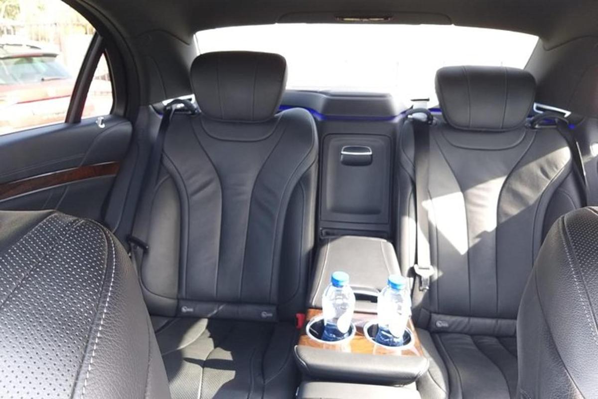 dos botellas de agua en el asiento trasero de un coche