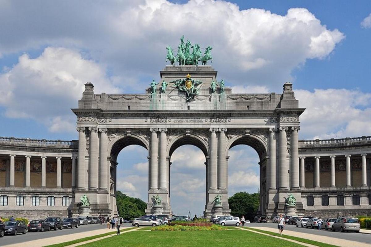 un monument mare în fața unei clădiri