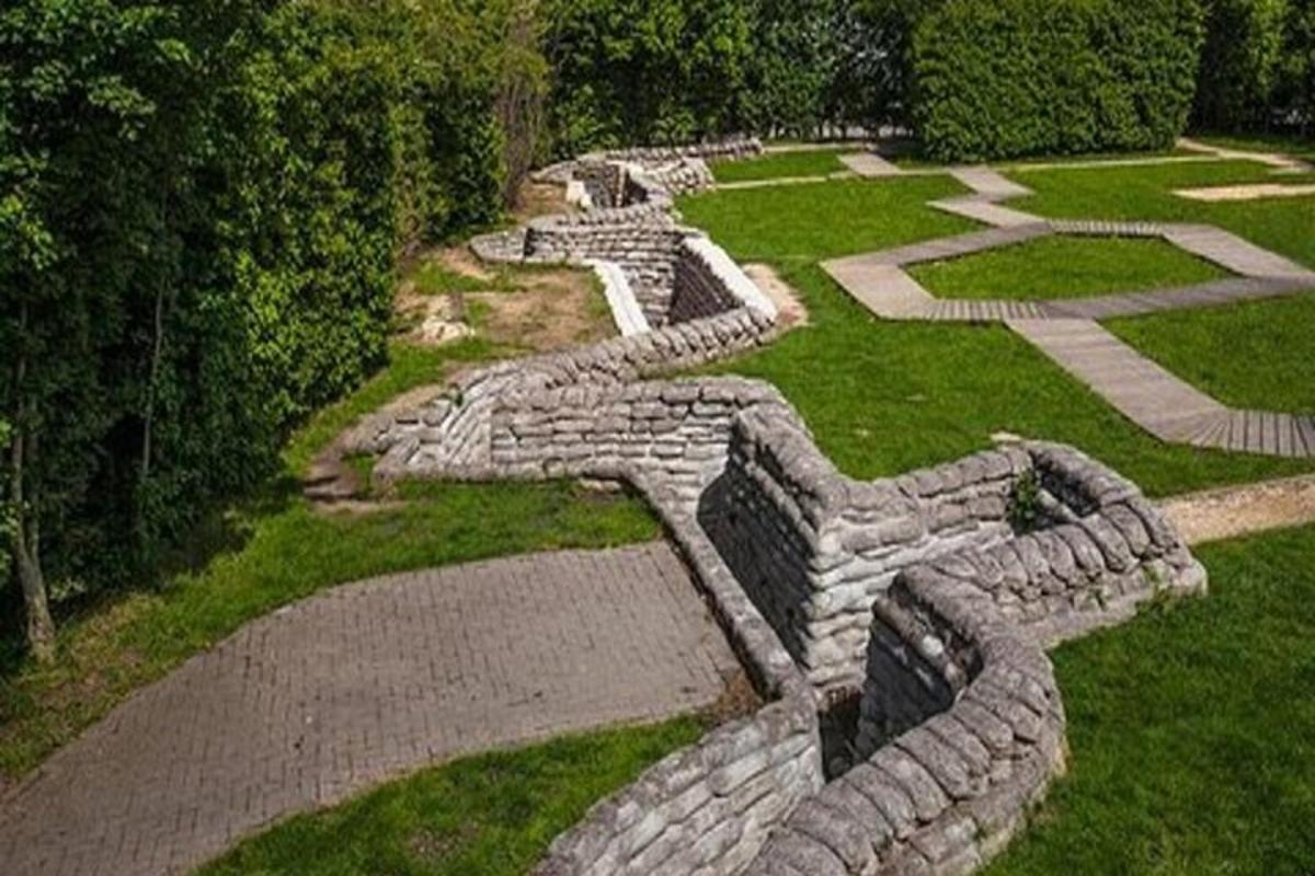 um jardim com um caminho de pedra na grama