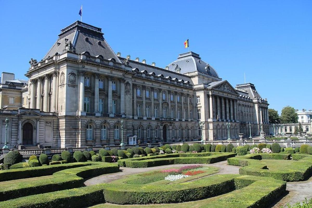 Un gran edificio con un jardín delante.